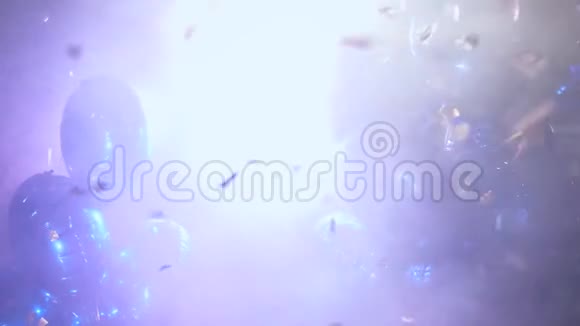 许多闪闪发光的气球在闪闪发光的锡石和厚厚的烟雾在背光中视频的预览图