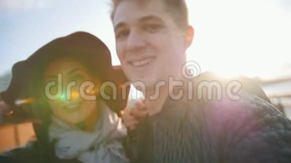 快乐情侣在城市长廊自拍视频的预览图