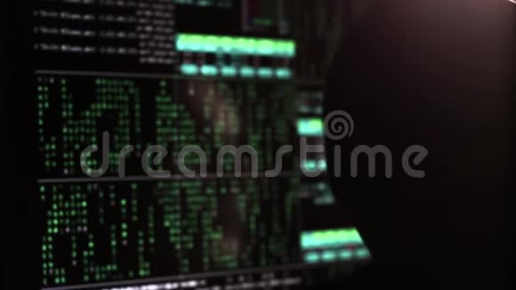 模糊数字二进制码背景上蒙版的人黑客视频的预览图