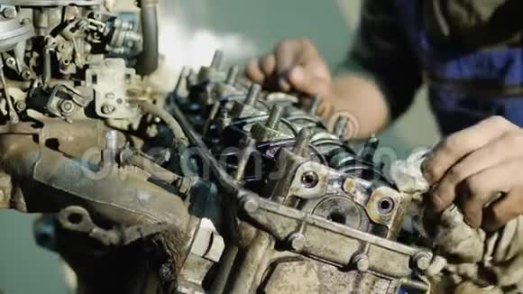 修理旧汽车发动机视频的预览图