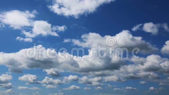 蓝天上一圈一圈的白云视频的预览图
