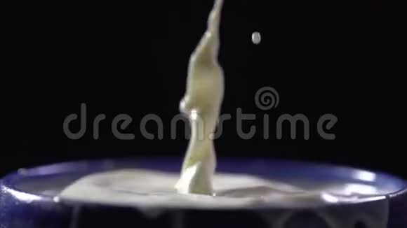 蓝色的马卡龙来到牛奶的表面视频的预览图