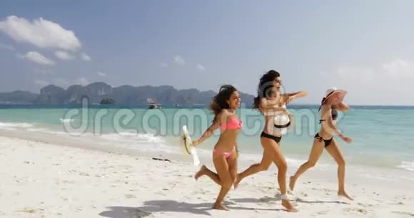 比基尼女郎在沙滩上奔跑夏日假日快乐的女性团体游客视频的预览图