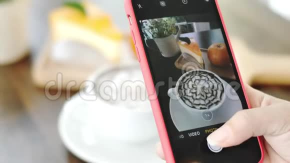 用手机相机制作食物照片视频的预览图