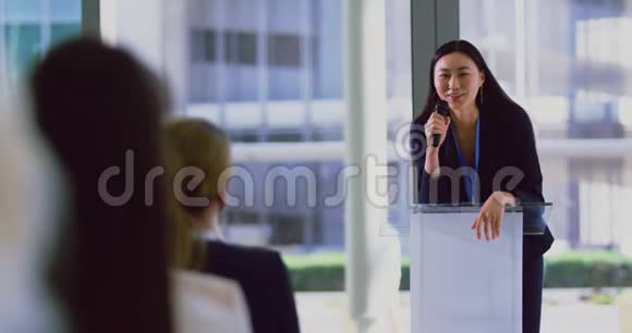 女发言人在现代办公室4k的商业研讨会上发言视频的预览图