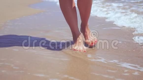 女人沙滩和大海上的腿视频的预览图