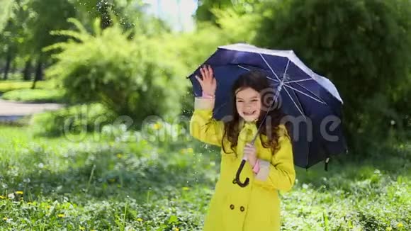 小女孩拿着伞在雨中玩耍视频的预览图
