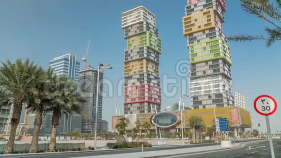 多哈天际线时间推移与五颜六色的AlMarina双子塔建筑位于卡塔尔首都卢塞勒地区视频的预览图