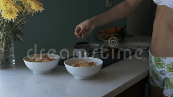 女子手浇肉桂配水果粥视频的预览图
