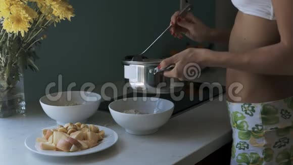厨房碗里的粥里加水果视频的预览图