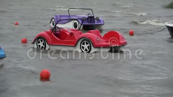 海浪中汽车形状的塑料船视频的预览图