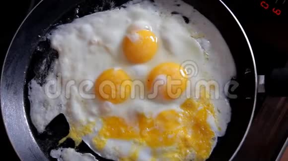 早上女孩在家厨房准备早餐在家里厨房煮鸡蛋特写视频的预览图