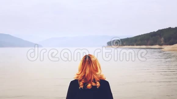 湖边的女人带着你的梦想短信视频的预览图
