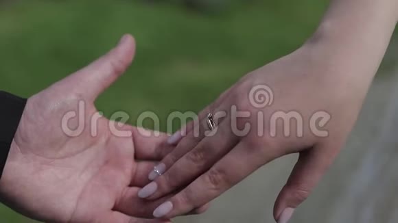 新郎和新娘婚礼当天的手视频的预览图