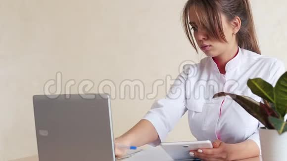 女医生在医院里用平板电脑视频的预览图