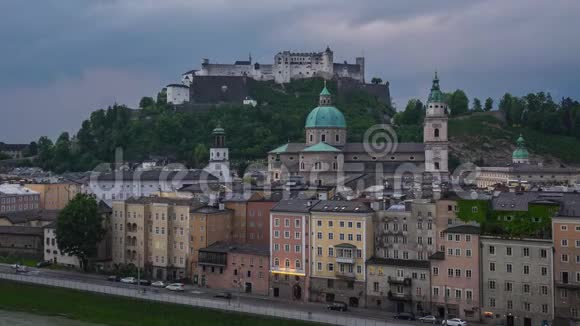 萨尔茨堡老城与奥地利霍亨萨尔茨堡堡垒的昼夜间隔录像视频的预览图