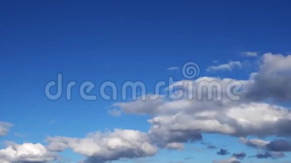 蓝日光云背景视频视频的预览图