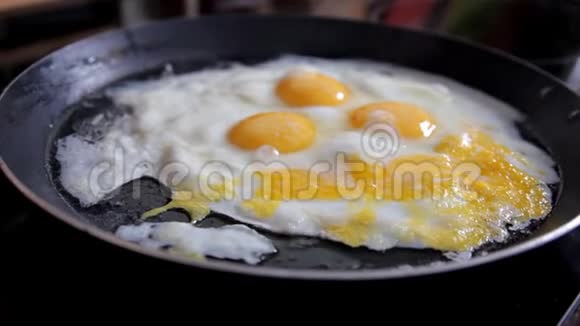 早上女孩在家厨房准备早餐在家里厨房煮鸡蛋特写视频的预览图