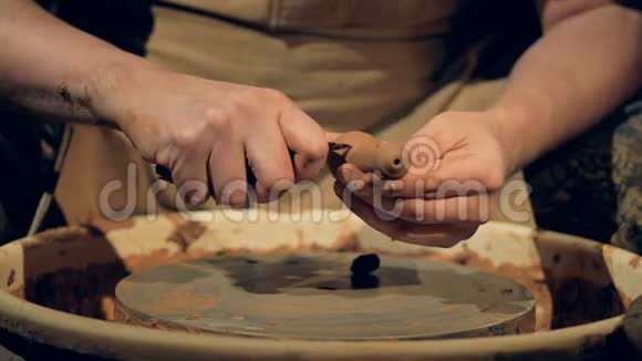 陶工从勺子工件上切去多余的粘土视频的预览图