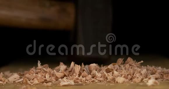 落在木板上的木屑慢动作视频的预览图