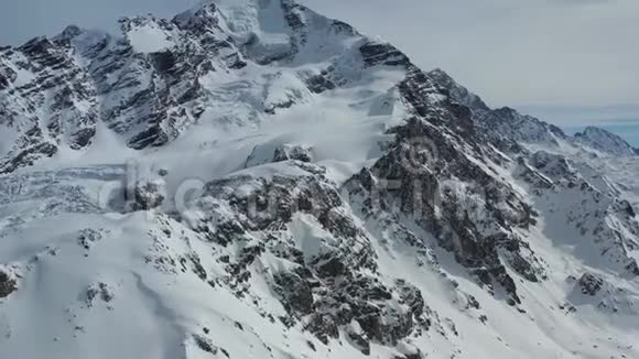 壮丽的空中镜头山峦布满了白雪4k视频的预览图