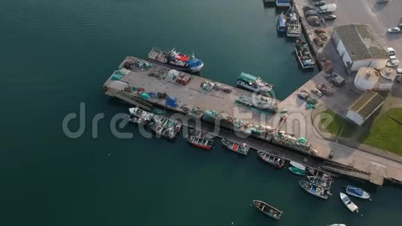 渔船停泊在葡萄牙码头头顶无人机射出射中的急流网在阳光下干燥视频的预览图