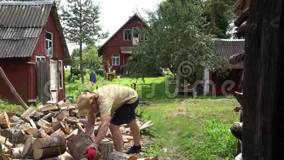戴帽子的农夫试图砍大木头4K视频的预览图