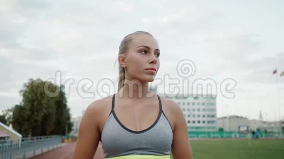 女运动员戴上粉红色耳机女孩正准备逃跑慢动作视频的预览图