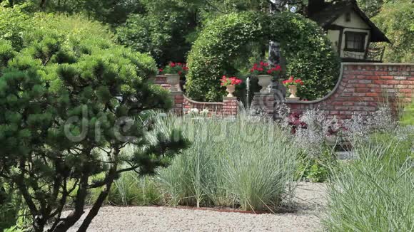有喷泉的美丽花园视频的预览图