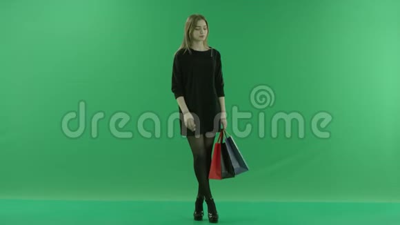 增强现实中带包的年轻女性彩色钥匙绿色背景视频的预览图