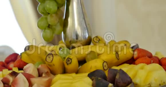 在Fourchette的盘子上切水果视频的预览图