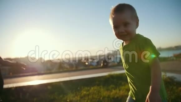 日落时分小白种人的孩子在公园里和妈妈一起玩耍和欢笑慢镜头视频的预览图