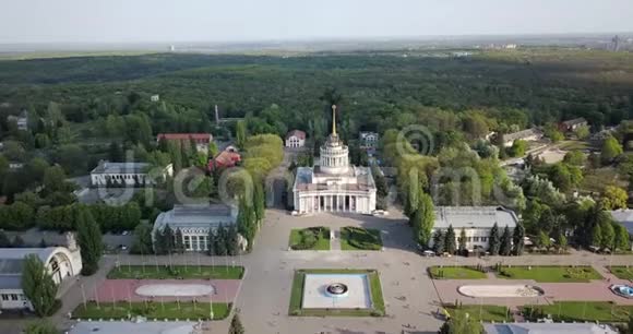 来自基辅国家展览中心中央广场和娱乐区上空无人机的全景视频视频的预览图