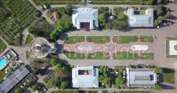 从乌克兰基辅国家展览中心中央广场上方的无人机拍摄全景视频视频的预览图
