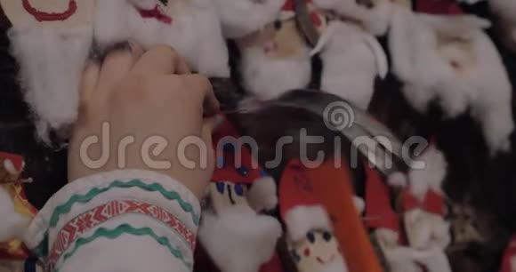 把圣诞老人的手工艺品放进圣诞礼物视频的预览图