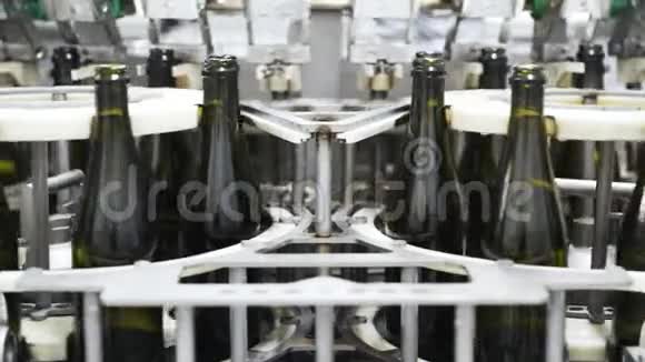 慢动作香槟或葡萄酒厂自动输送线上的玻璃瓶酒类装瓶厂视频的预览图