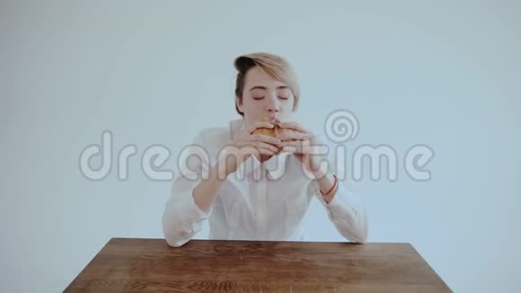 吃汉堡的女人白人女孩吃汉堡视频的预览图