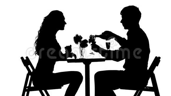 浪漫的情侣在吃晚餐红酒视频的预览图