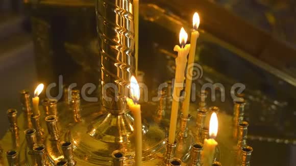 在教堂的祭坛前燃蜡烛有选择的焦点视频的预览图