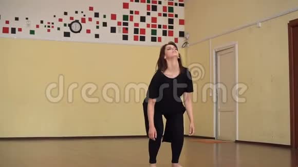 跳舞在运动中的舞者现代舞蹈风格那个女孩以当代风格跳舞培训舞蹈课视频的预览图