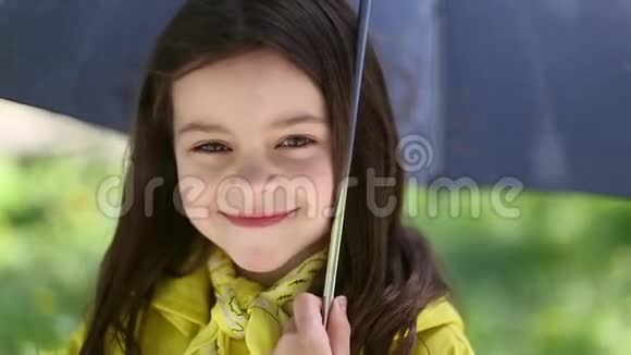 小女孩拿着伞在雨中玩耍视频的预览图