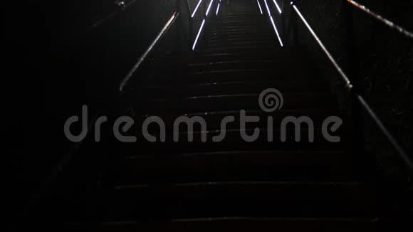 夜间黑暗不祥的工业楼梯或台阶视频的预览图