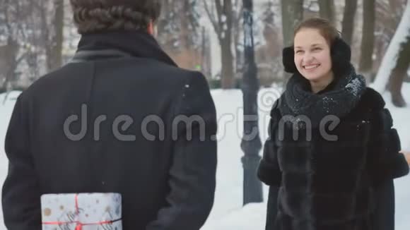 帅哥在冬季公园送给女人礼物视频的预览图