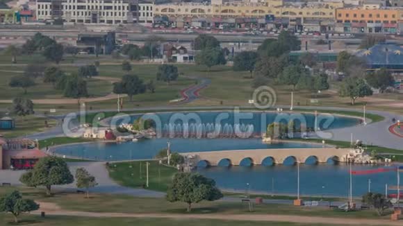 在卡塔尔多哈的阿斯皮尔公园有喷泉和湖泊的桥梁视频的预览图