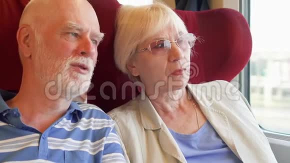 高级夫妇在高速国际列车上放松很高速轻微的自然震动视频的预览图