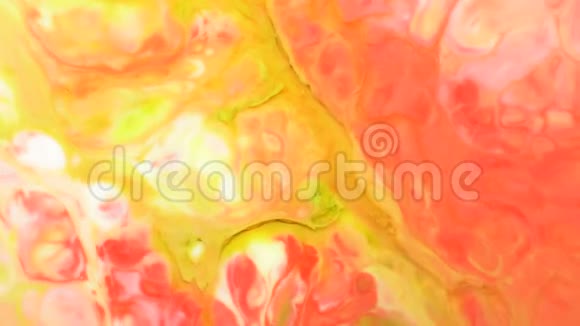 红黄橙色油流动背景的食品色墨视频的预览图