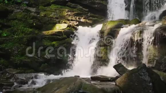 美丽的瀑布在山上清澈的水倾斜射击视频的预览图