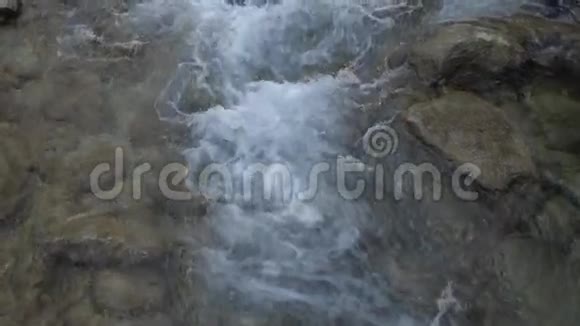 水在石头之间流动视频的预览图