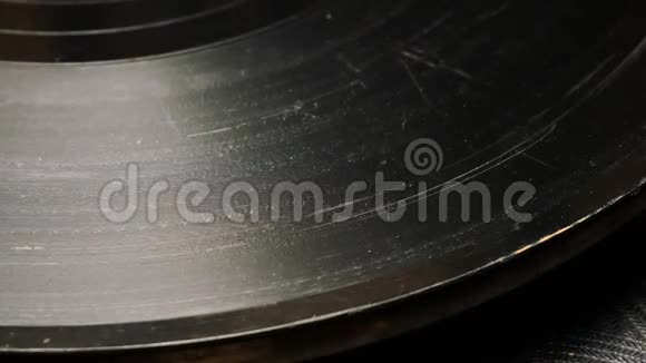 一张旧的乙烯基唱片的旋转视频的预览图