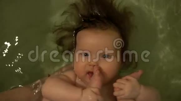 洗澡时长头发的小女孩视频的预览图